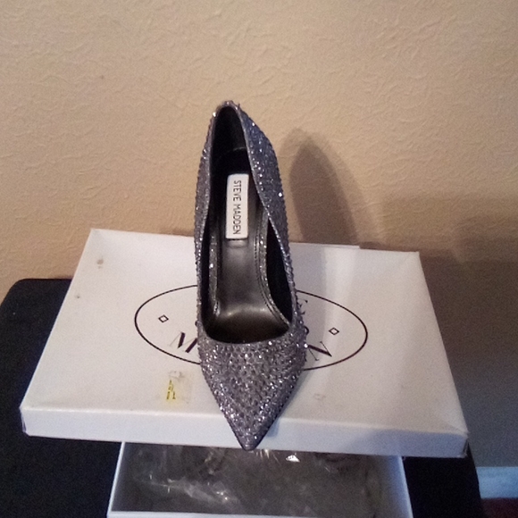 👠 - Picture 2 of 2